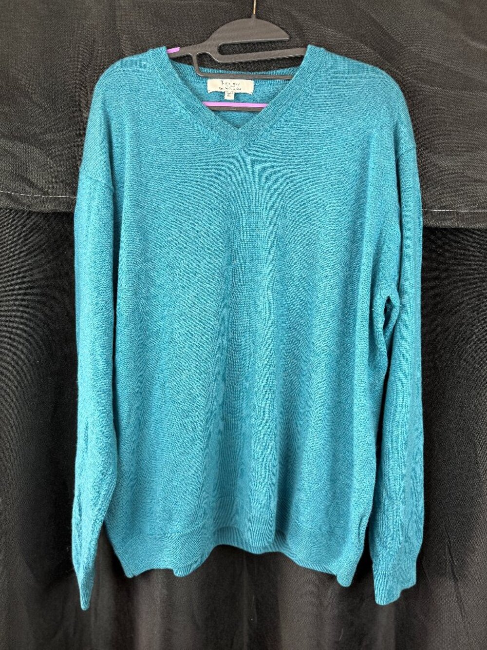 Turnbury Extra Fine Merino Wool V Neck Sweater (Size XL)